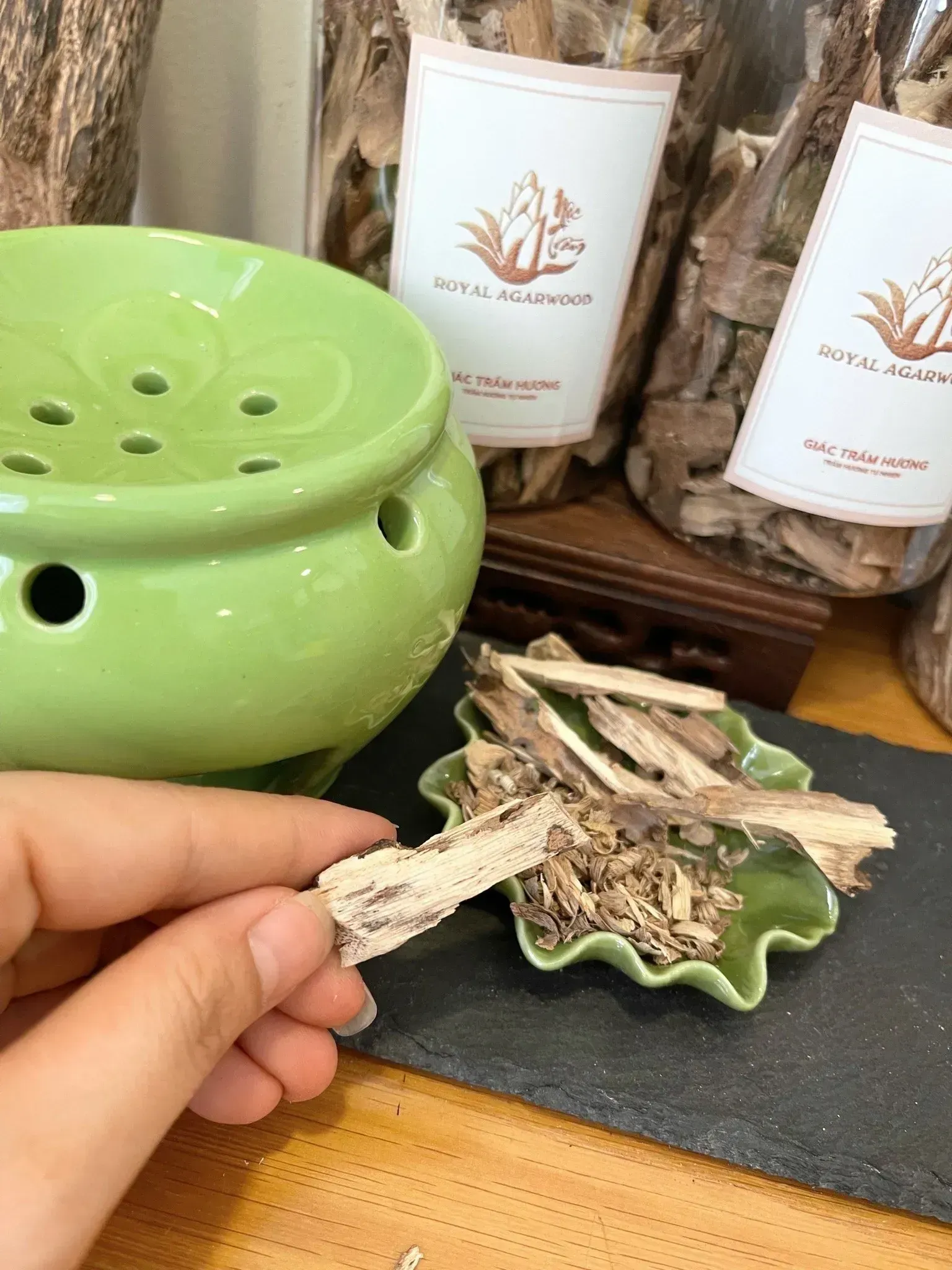 Natural Agarwood Chips &amp; Shavings – Vietnamese Oud For Burning &amp; Incense Making (100g Box)